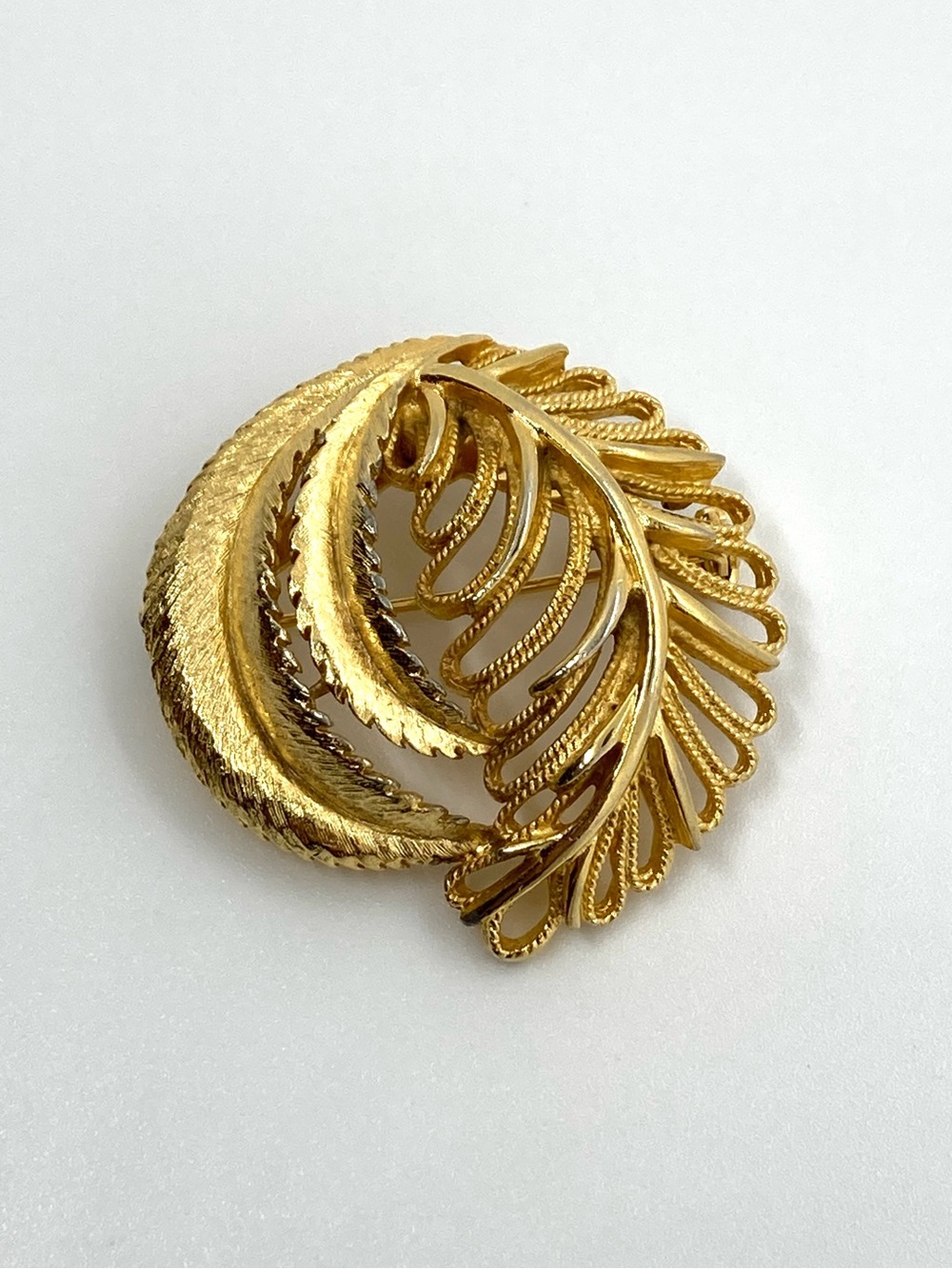 Vintage Gold Tone Leafy Fern Leaves Circle Brooch Pin Open Work